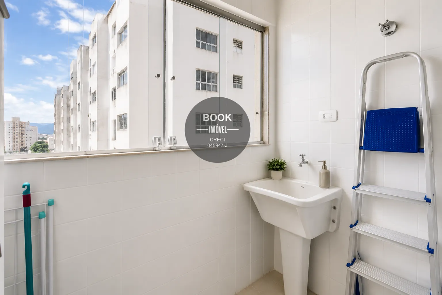 Apartamento mobiliado e reformado em frente &agrave; praia no Centro de S&atilde;o Vicente Avenida Embaixador Pedro de Toledo São Vicente - 