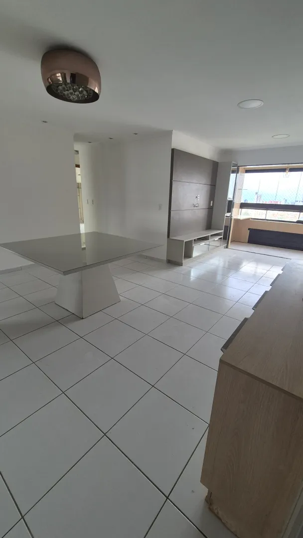 Apartamento com 3 Suites e 2 Vagas. Ventilado, vista livre andar alto. Bairro dos Estados