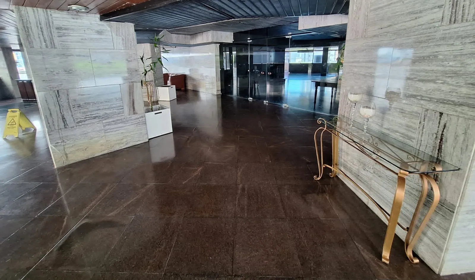APARTAMENTO 3 QUARTOS SU&Iacute;TE VISTA MAR 2 GARAGENS DEP. QUADRA ELEVADOR &Agrave; VENDA NA BARRA! Avenida Princesa Isabel Salvador - 
