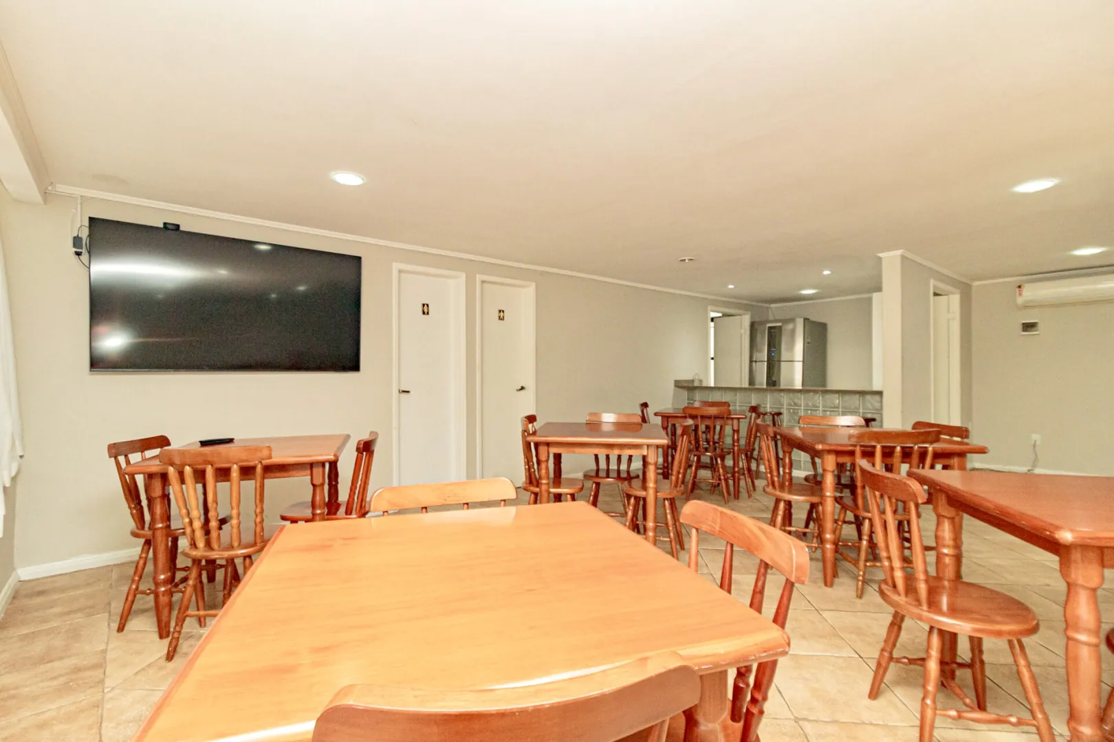 R$ 495.000 - EXCELENTE APARTAMENTO - ANDAR ALTO - 66M2 - 2 DORM - INFRA Rua Anita Garibaldi Porto Alegre - 
