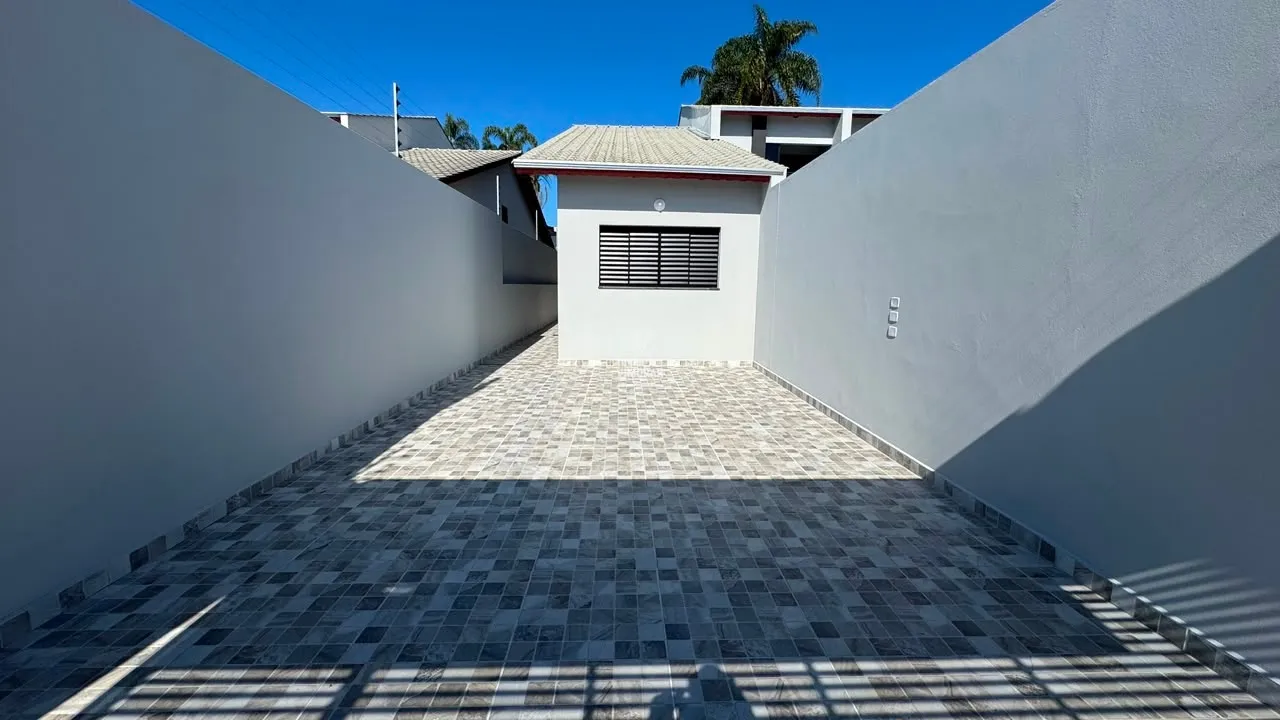 Casa t&eacute;rrea 2 dormit&oacute;rios sendo 1 su&iacute;te + 4 vagas de garagem  Itaquaquecetuba - 