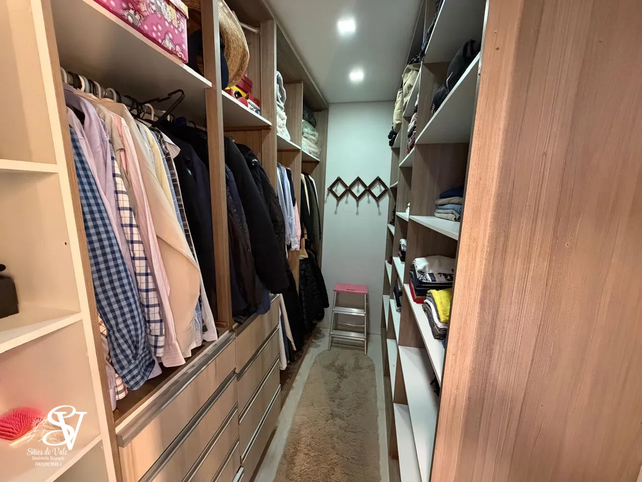 Sobrado em Timb&oacute;, bairro das Capitais 3 dormit&oacute;rios sendo 1 su&iacute;te com closet  Timbó - 