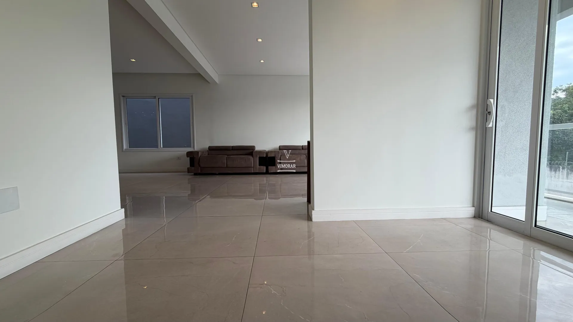 Sobrado em condom&iacute;nio 7 su&iacute;tes + 6 vagas de garagem  Arujá - 