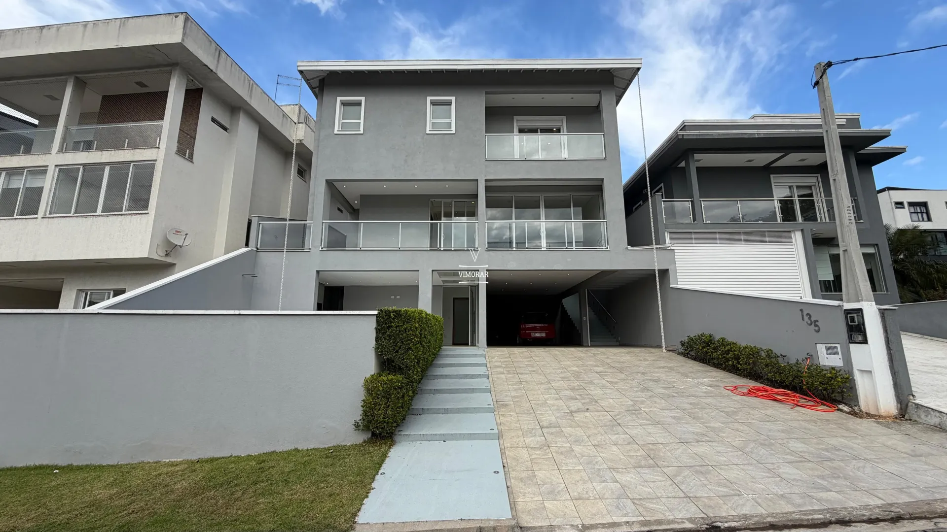 Sobrado em condom&iacute;nio 7 su&iacute;tes + 6 vagas de garagem  Arujá - 