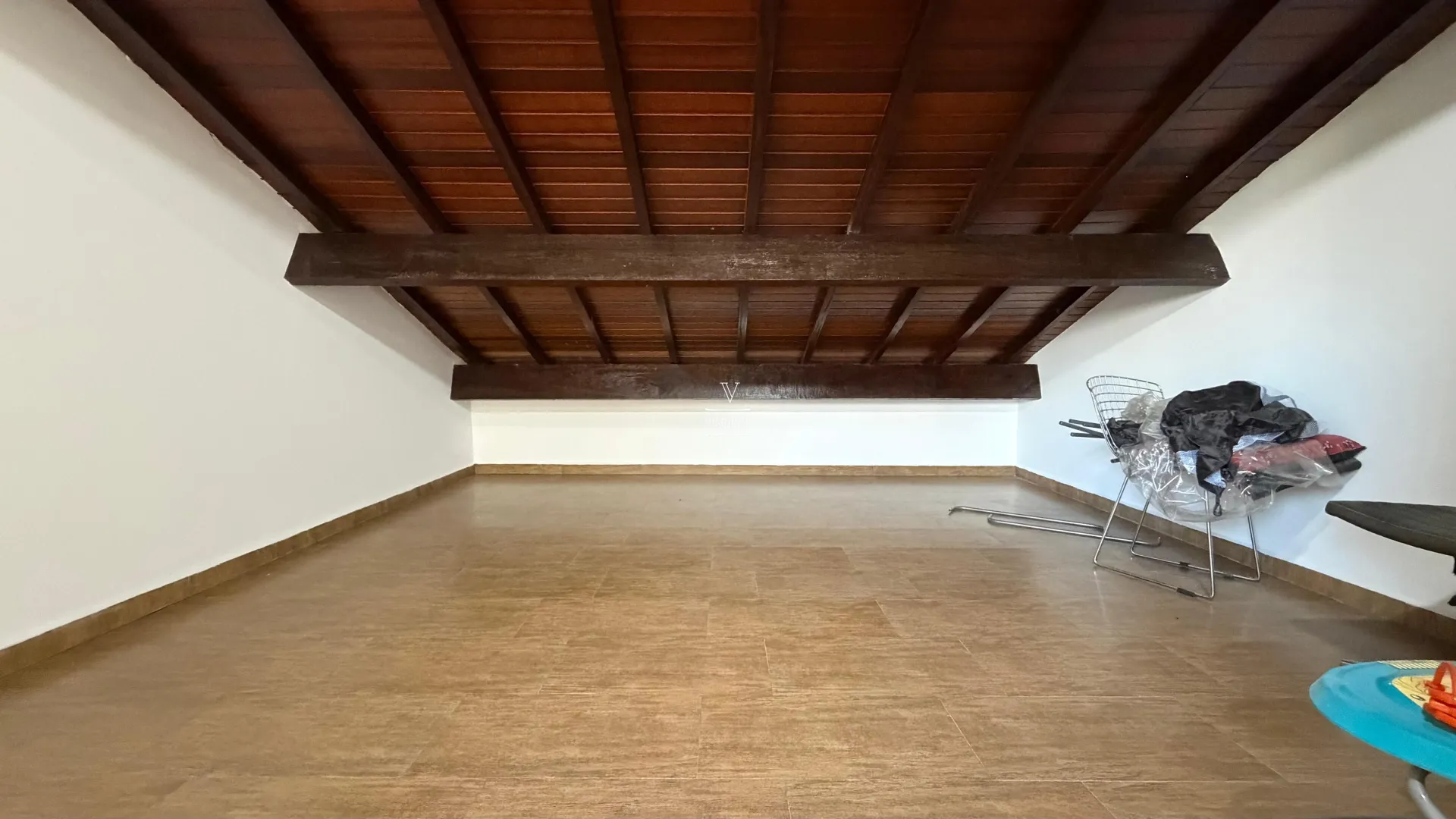 Sobrado em condom&iacute;nio 7 su&iacute;tes + 6 vagas de garagem  Arujá - 