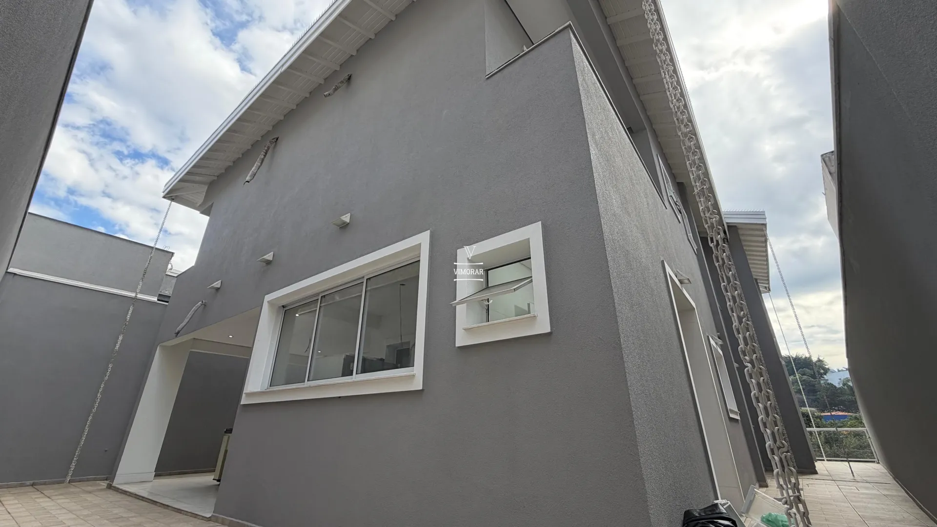 Sobrado em condom&iacute;nio 7 su&iacute;tes + 6 vagas de garagem  Arujá - 
