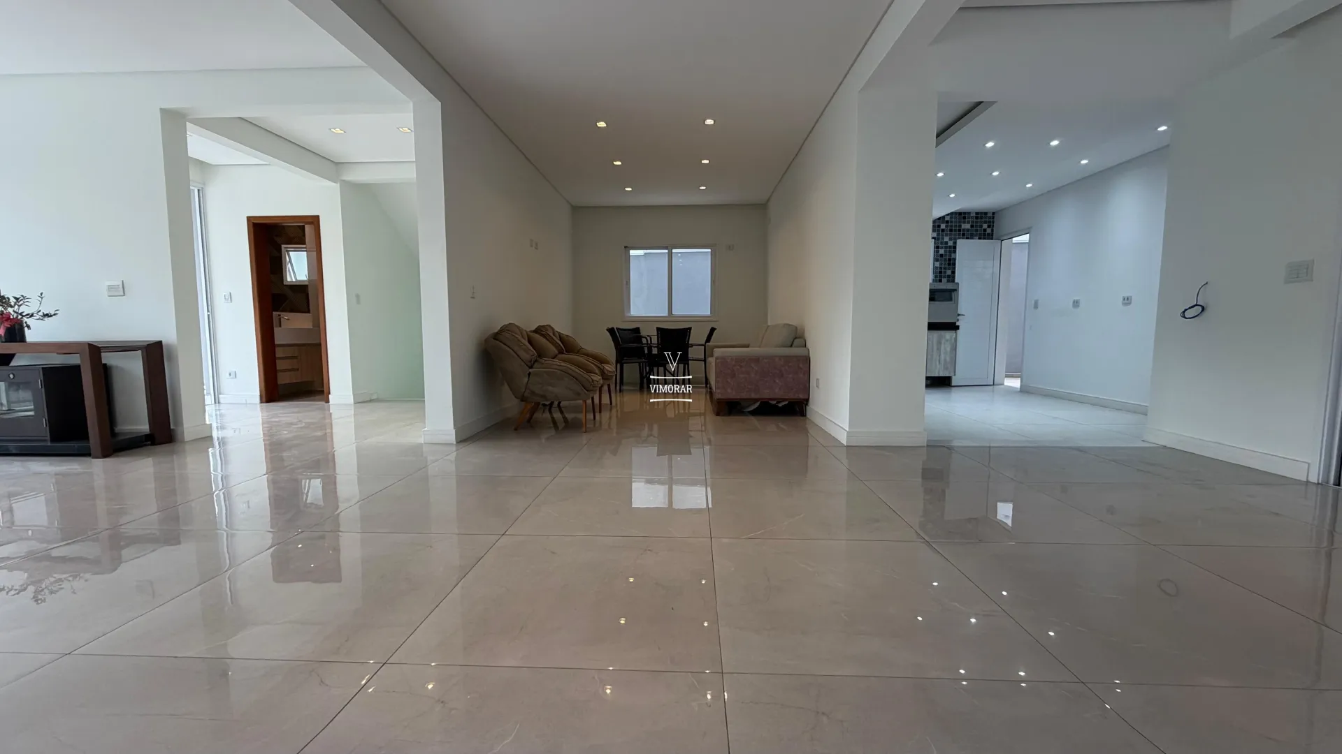 Sobrado em condom&iacute;nio 7 su&iacute;tes + 6 vagas de garagem  Arujá - 