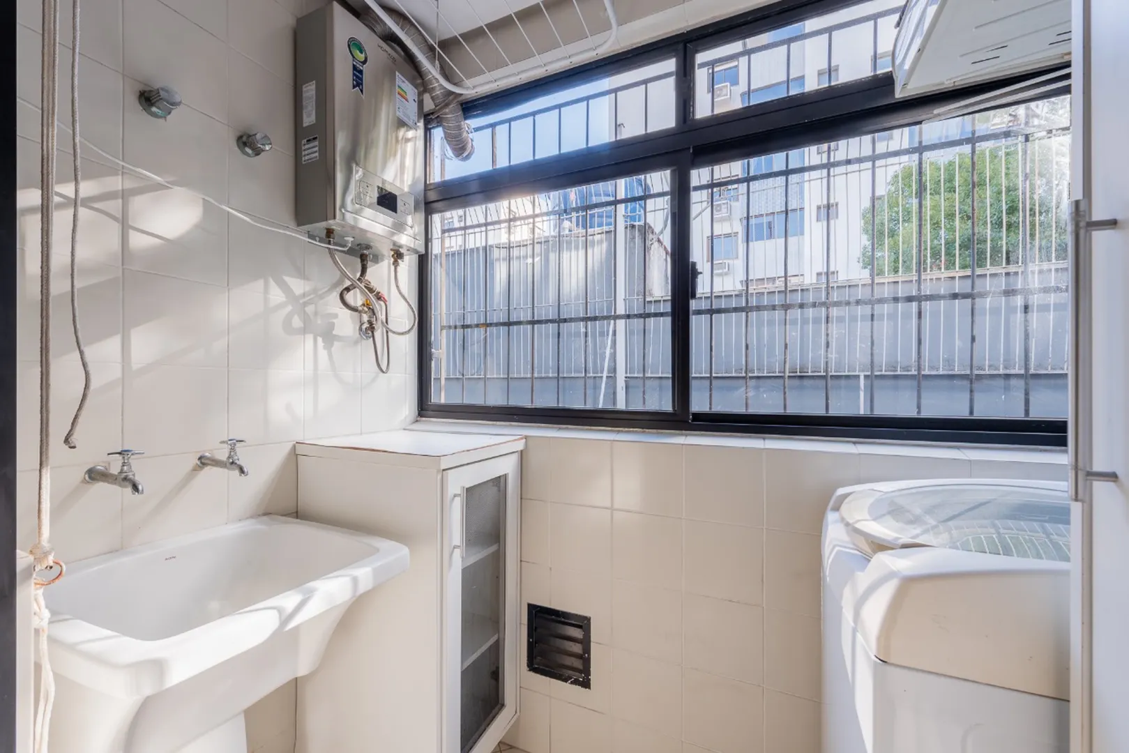 R$ 298.000 - BELO APARTAMENTO - 43M2 - 1 DORM - MOBILIADO - 1 VAGA Rua Castro Alves Porto Alegre - 