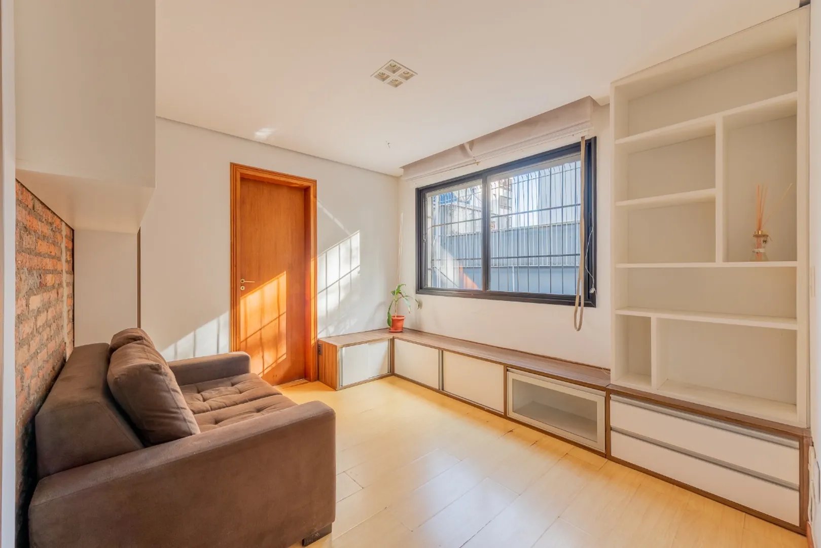 R$ 298.000 - BELO APARTAMENTO - 43M2 - 1 DORM - MOBILIADO - 1 VAGA Rua Castro Alves Porto Alegre - 