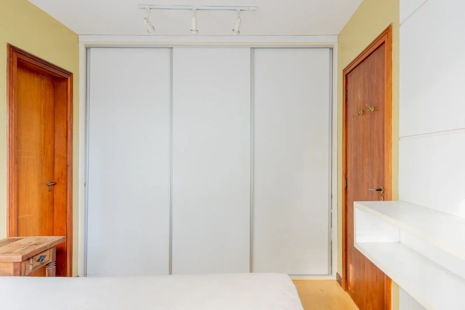R$ 298.000 - BELO APARTAMENTO - 43M2 - 1 DORM - MOBILIADO - 1 VAGA Rua Castro Alves Porto Alegre - 