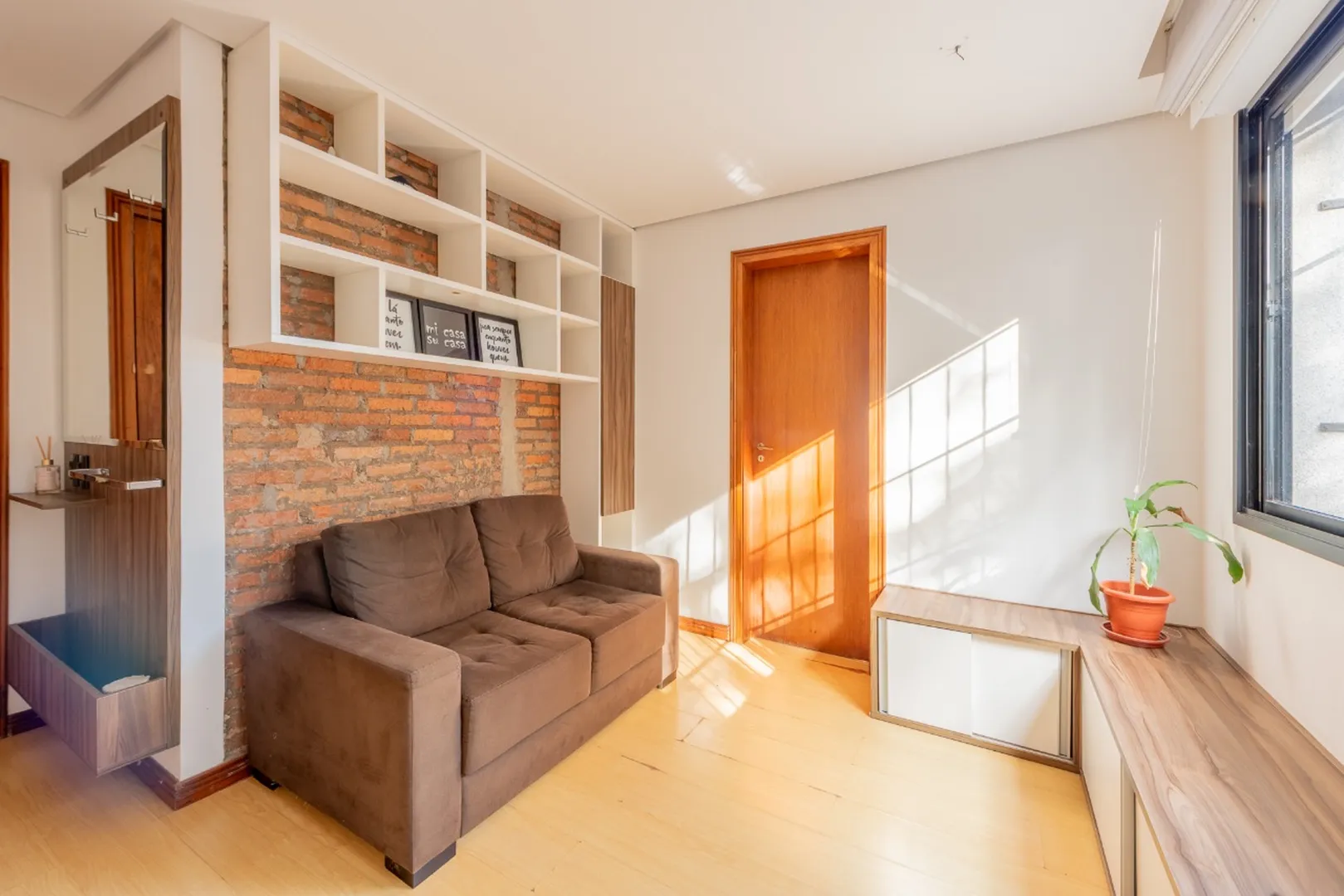 R$ 298.000 - BELO APARTAMENTO - 43M2 - 1 DORM - MOBILIADO - 1 VAGA Rua Castro Alves Porto Alegre - 