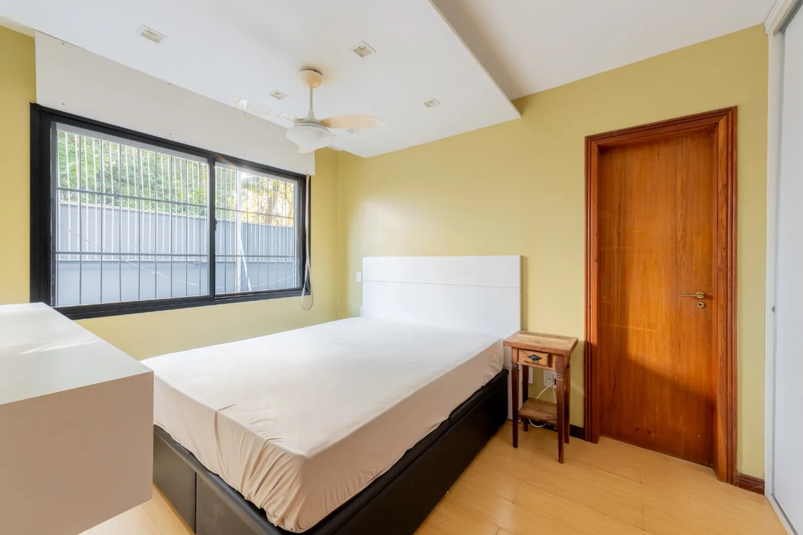R$ 298.000 - BELO APARTAMENTO - 43M2 - 1 DORM - MOBILIADO - 1 VAGA Rua Castro Alves Porto Alegre - 