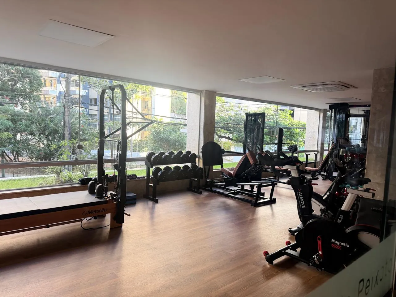 APARTAMENTO 4 QUARTOS SU&Iacute;TE VARANDA DEPEND&Ecirc;NCIA ELEVADORES ACADEMIA &Agrave; VENDA JD APIPEMA! Rua Professor Sabino Silva Salvador - 