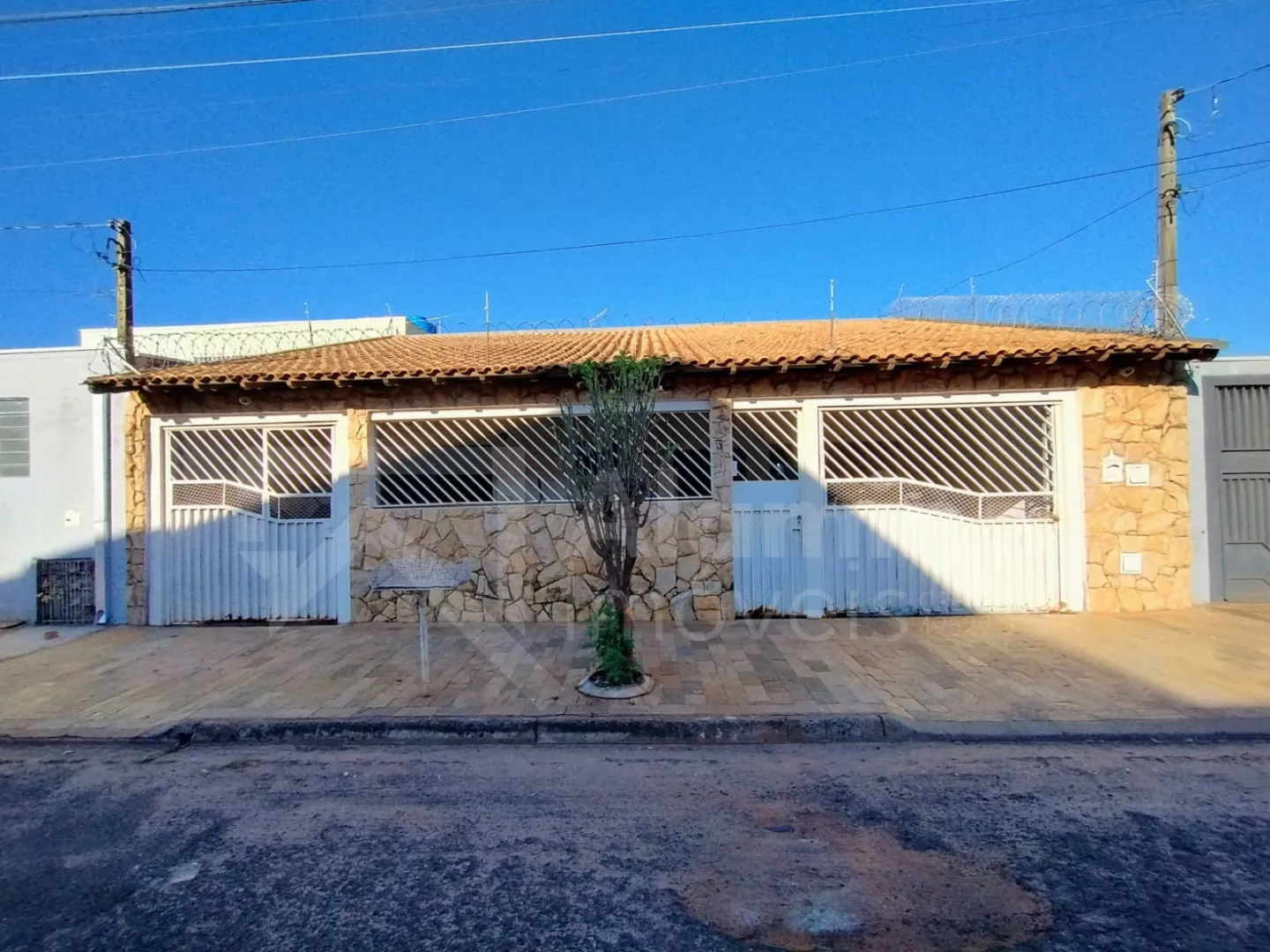 Jardim Carolina - Resid&ecirc;ncia 03 Dormit&oacute;rios, sendo 01 Su&iacute;te, + ed&iacute;cula e piscina  Bauru - 
