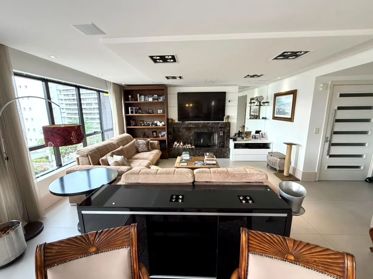 BELLEVUE PLATZ | R$ 2.300.000 | 174M&sup2; | 3 SU&Iacute;TES | LAREIRA | 3 VAGAS | DEP&Oacute;SITO Rua Regente Porto Alegre - 