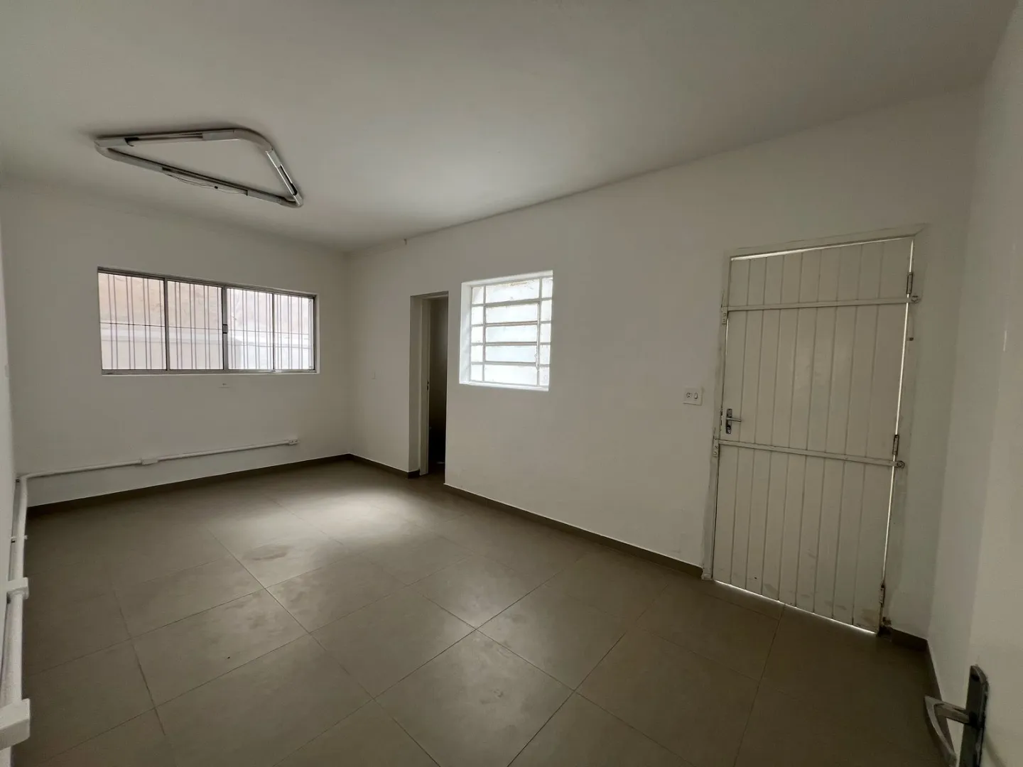 ALUGA-SE EXCELENTE IM&Oacute;VEL COMERCIAL DE 185M&sup2; COM 5 SALAS, COPA E 3 VAGAS DE GARAGEM Avenida Pompéia São Paulo - 