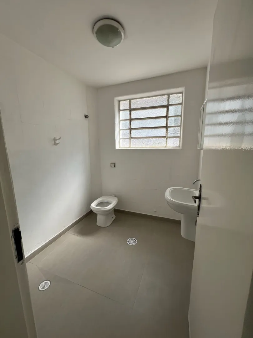 ALUGA-SE EXCELENTE IM&Oacute;VEL COMERCIAL DE 185M&sup2; COM 5 SALAS, COPA E 3 VAGAS DE GARAGEM Avenida Pompéia São Paulo - 