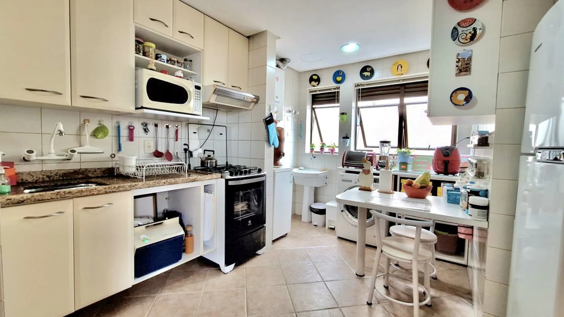 R$ 738.000 - LIND&Iacute;SSIMO APARTAMENTO - 90M2 - 2 DORM  - VISTA - 2 VAGAS - DEP&Oacute;SITO Rua Faria Santos Porto Alegre - 