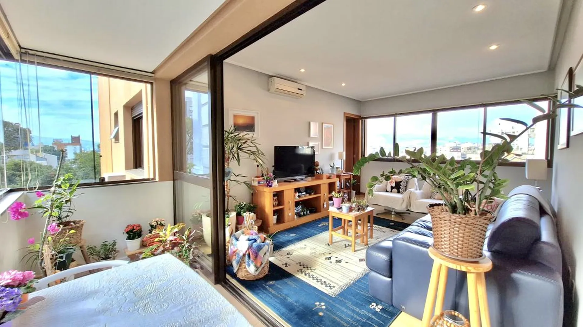 R$ 738.000 - LIND&Iacute;SSIMO APARTAMENTO - 90M2 - 2 DORM  - VISTA - 2 VAGAS - DEP&Oacute;SITO Rua Faria Santos Porto Alegre - 