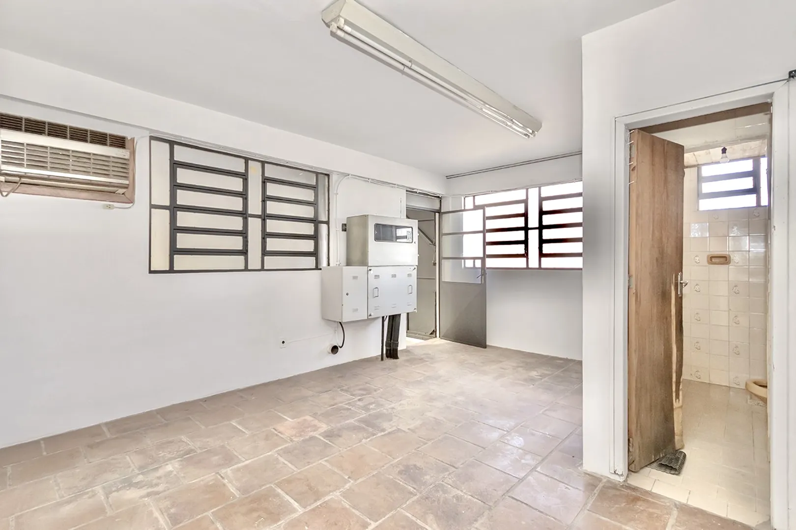 R$ 595.000 - &Oacute;TIMO PAVILH&Atilde;O/DEP&Oacute;SITO - 398M2 - ESCRIT&Oacute;RIOS - SUBESTA&Ccedil;&Atilde;O DE ENERGIA Rua Padre Diogo Feijó Porto Alegre - 