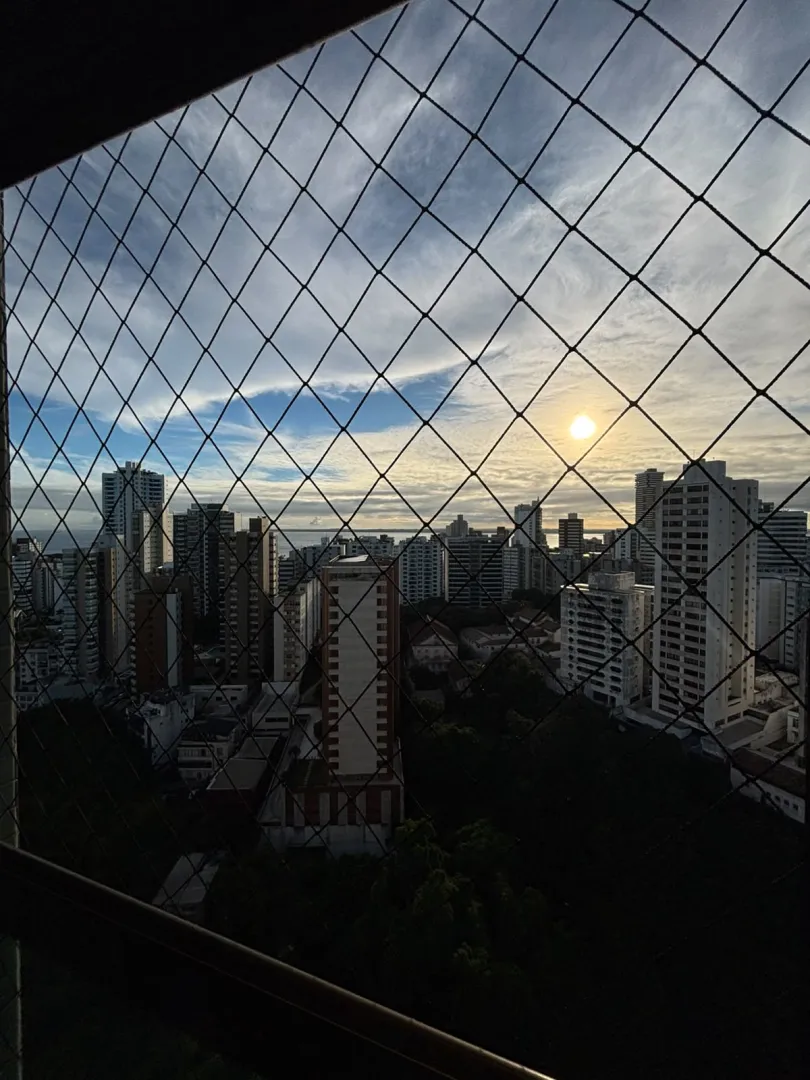 APARTAMENTO ALTO PADR&Atilde;O SEMINOVO 4 QUARTOS 3 SU&Iacute;TES 3 GARAGENS PISCINA &Agrave; VENDA NA GRA&Ccedil;A Avenida Princesa Isabel Salvador - 