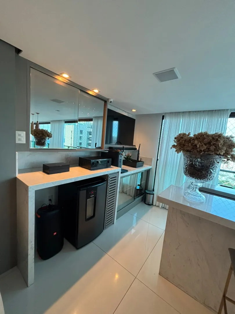 APARTAMENTO ALTO PADR&Atilde;O SEMINOVO 4 QUARTOS 3 SU&Iacute;TES 3 GARAGENS PISCINA &Agrave; VENDA NA GRA&Ccedil;A Avenida Princesa Isabel Salvador - 