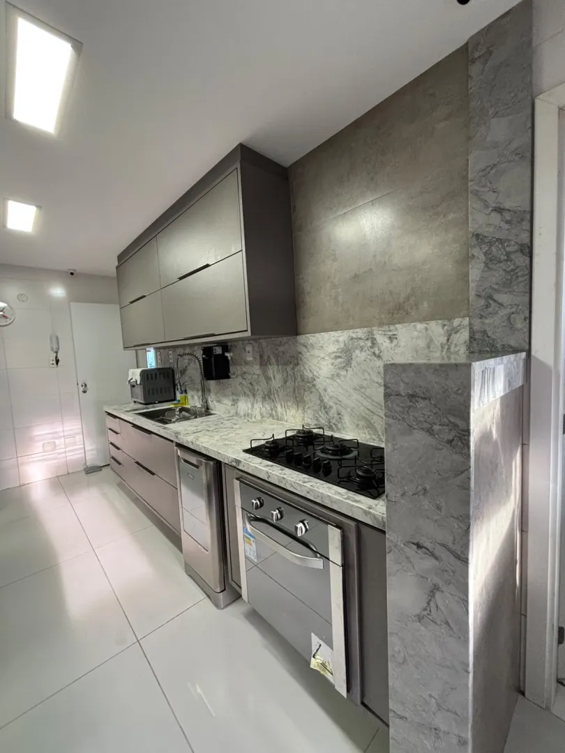 APARTAMENTO ALTO PADR&Atilde;O SEMINOVO 4 QUARTOS 3 SU&Iacute;TES 3 GARAGENS PISCINA &Agrave; VENDA NA GRA&Ccedil;A Avenida Princesa Isabel Salvador - 