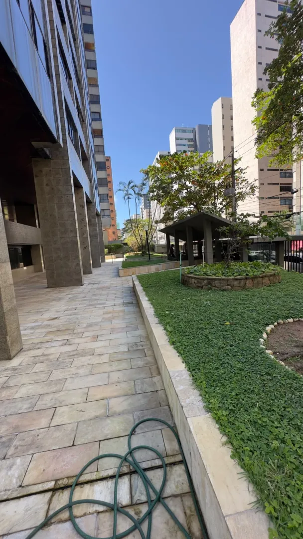 Triplex &agrave; venda com 640m&sup2; | 6 su&iacute;tes | Piscina privativa | 3 vagas Rua dos Navegantes Recife - 