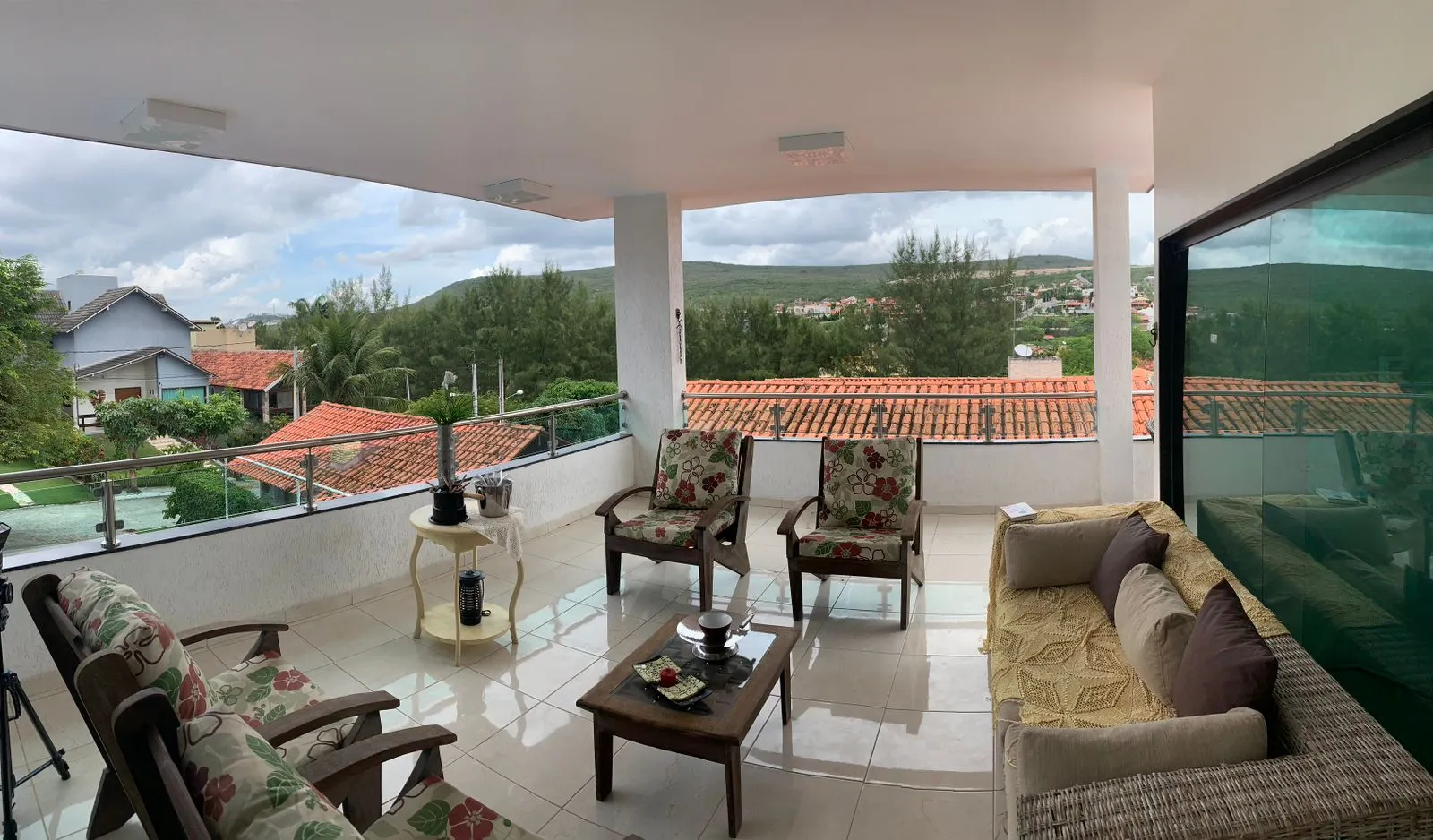 Casa em condom&iacute;nio &agrave; venda com 312 m&sup2; | 5 quartos, sendo 4 su&iacute;tes | Porteira fechada  Gravatá - 