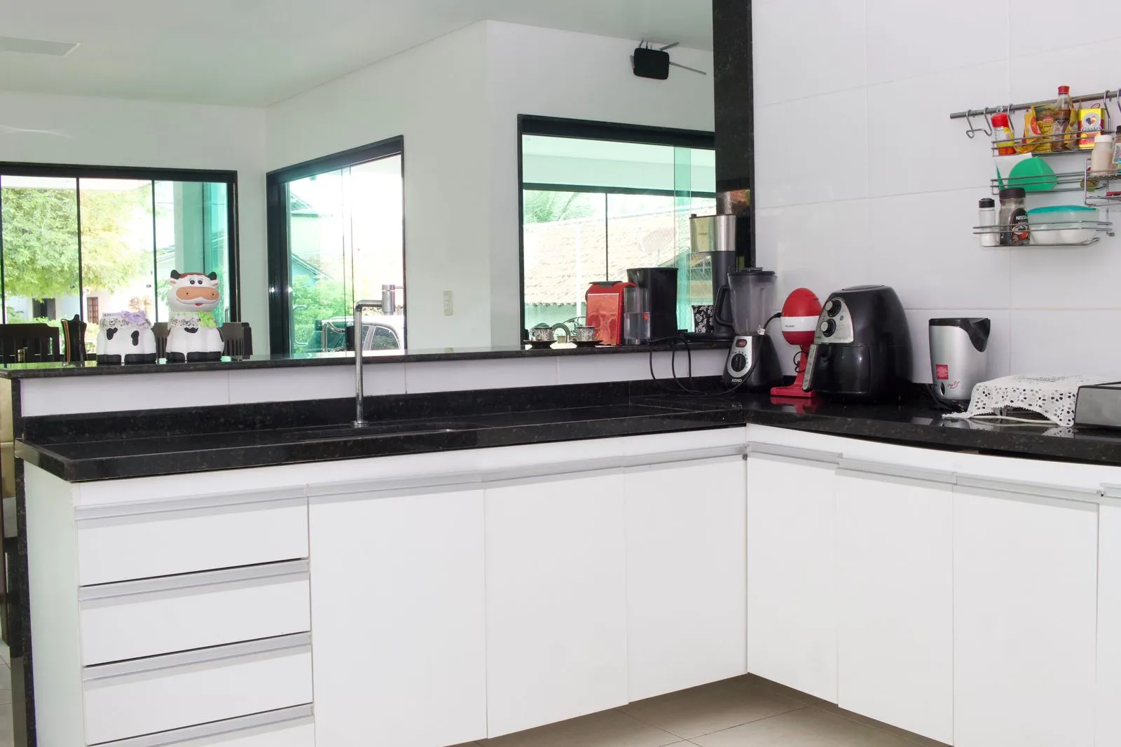 Casa em condom&iacute;nio &agrave; venda com 312 m&sup2; | 5 quartos, sendo 4 su&iacute;tes | Porteira fechada  Gravatá - 