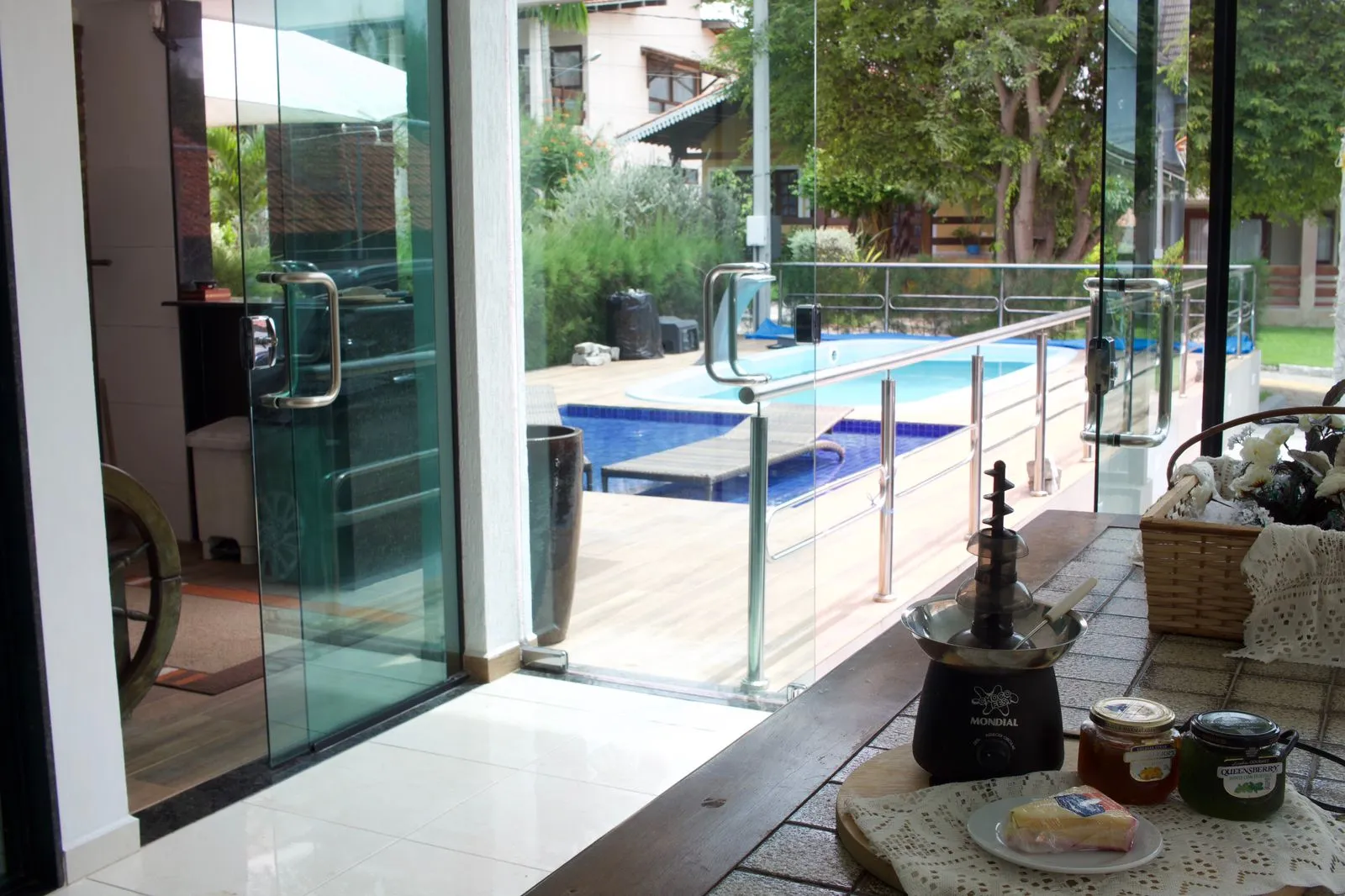 Casa em condom&iacute;nio &agrave; venda com 312 m&sup2; | 5 quartos, sendo 4 su&iacute;tes | Porteira fechada  Gravatá - 