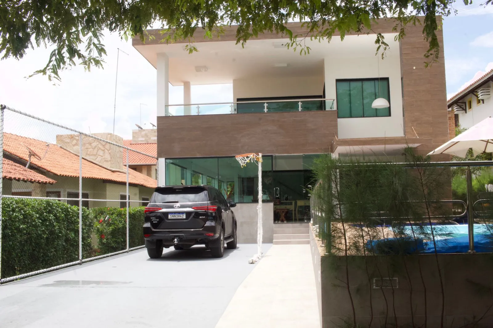Casa em condom&iacute;nio &agrave; venda com 312 m&sup2; | 5 quartos, sendo 4 su&iacute;tes | Porteira fechada  Gravatá - 