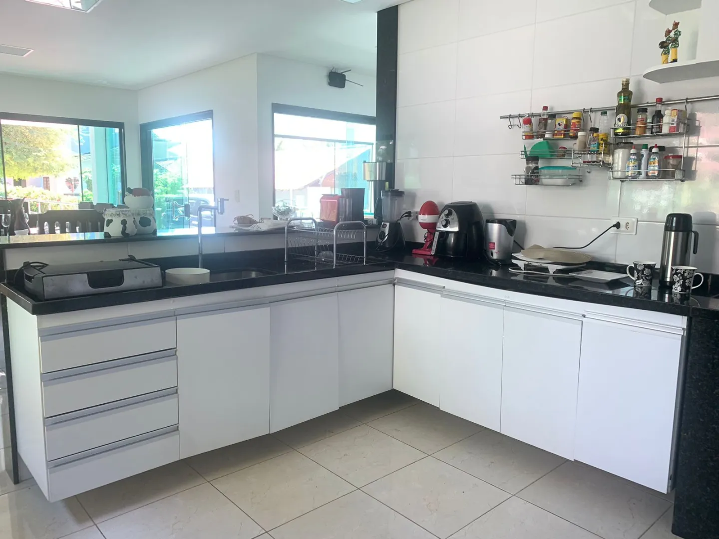 Casa em condom&iacute;nio &agrave; venda com 312 m&sup2; | 5 quartos, sendo 4 su&iacute;tes | Porteira fechada  Gravatá - 