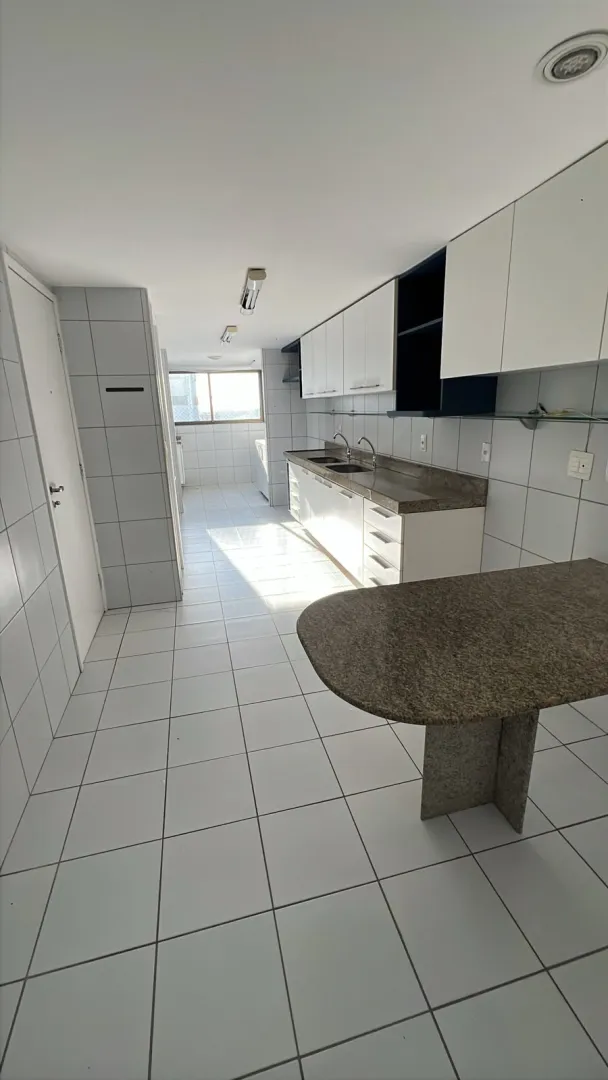 Apartamento &agrave; venda com 190 m&sup2; | 4 quartos sendo 2 su&iacute;tes | Varanda | 3 vagas Rua Luís de Farias Barbosa Recife - 