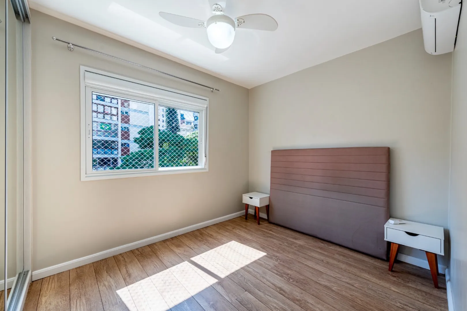 R$ 755.000 - MARAVILHOSO APARTAMENTO - 72M2 - 2 DORM - SU&Iacute;TE - 2 VAGAS Rua Castro Alves Porto Alegre - 