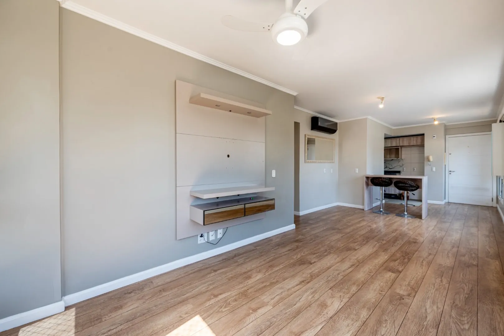 R$ 755.000 - MARAVILHOSO APARTAMENTO - 72M2 - 2 DORM - SU&Iacute;TE - 2 VAGAS Rua Castro Alves Porto Alegre - 