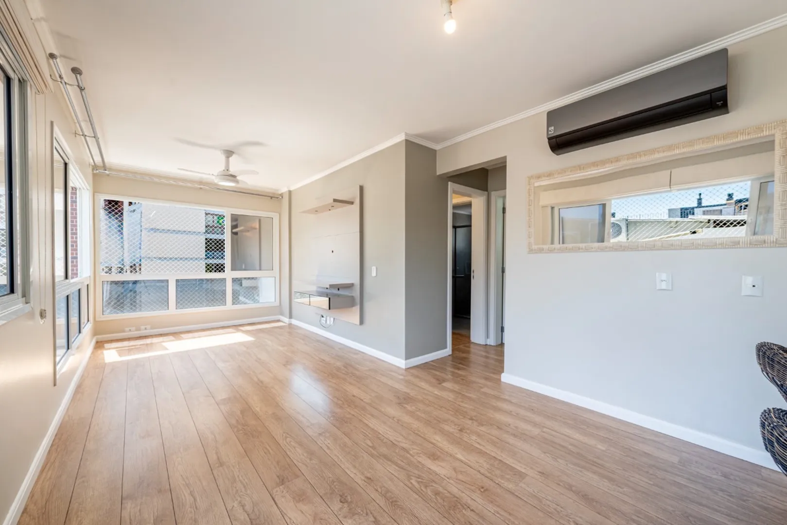 R$ 755.000 - MARAVILHOSO APARTAMENTO - 72M2 - 2 DORM - SU&Iacute;TE - 2 VAGAS Rua Castro Alves Porto Alegre - 