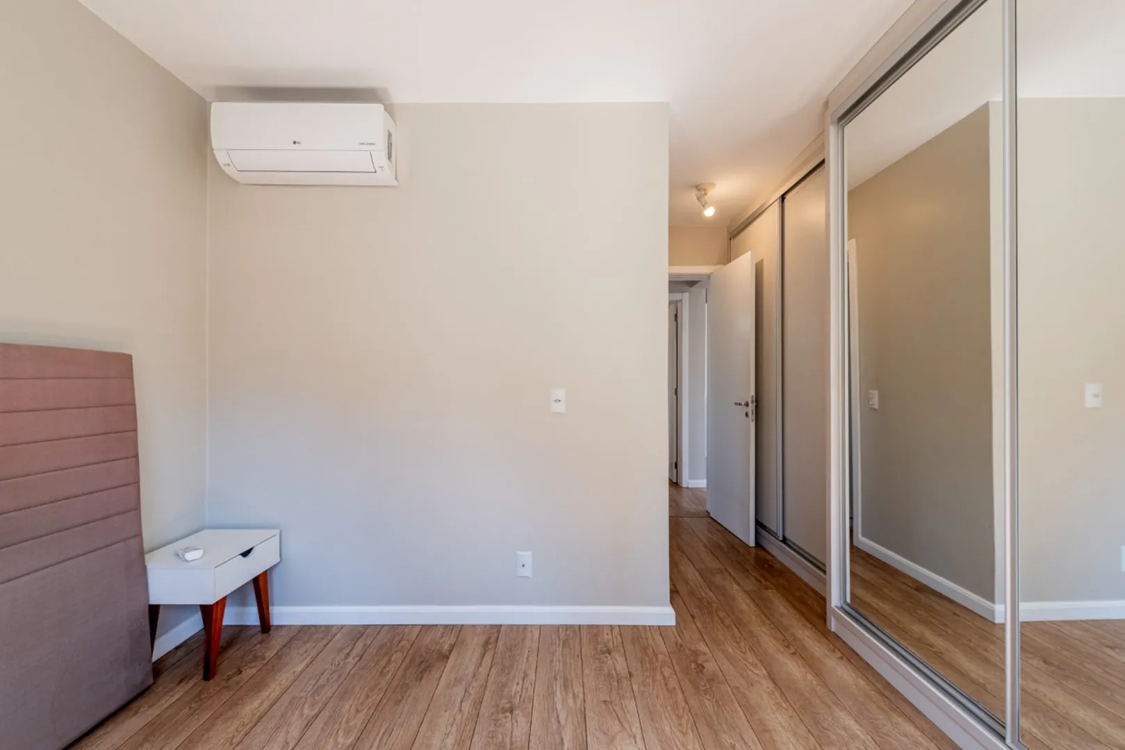R$ 755.000 - MARAVILHOSO APARTAMENTO - 72M2 - 2 DORM - SU&Iacute;TE - 2 VAGAS Rua Castro Alves Porto Alegre - 