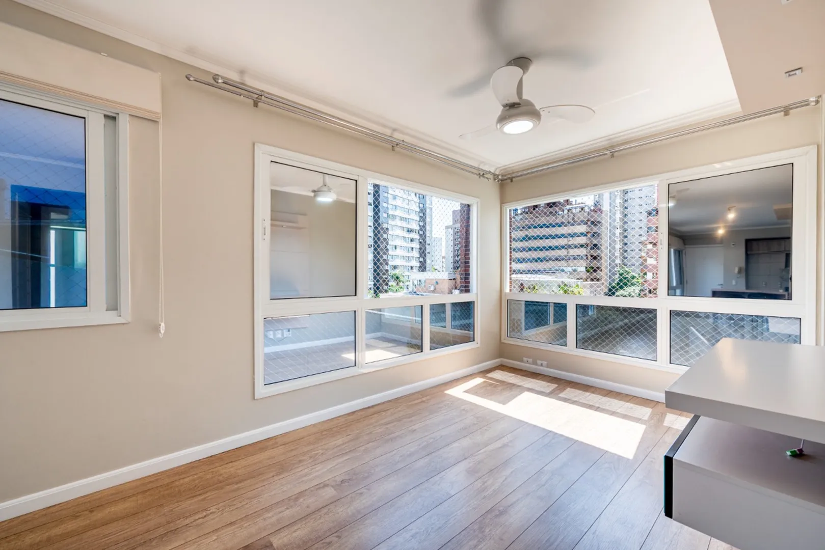R$ 755.000 - MARAVILHOSO APARTAMENTO - 72M2 - 2 DORM - SU&Iacute;TE - 2 VAGAS Rua Castro Alves Porto Alegre - 