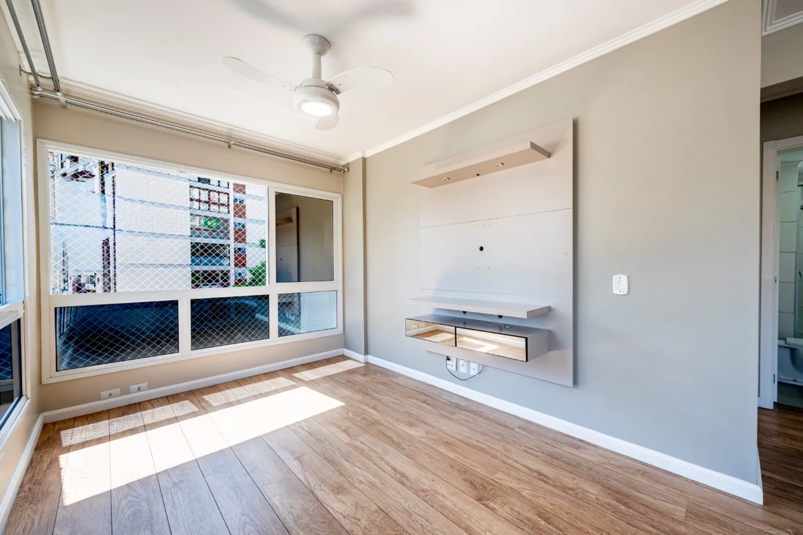 R$ 755.000 - MARAVILHOSO APARTAMENTO - 72M2 - 2 DORM - SU&Iacute;TE - 2 VAGAS Rua Castro Alves Porto Alegre - 