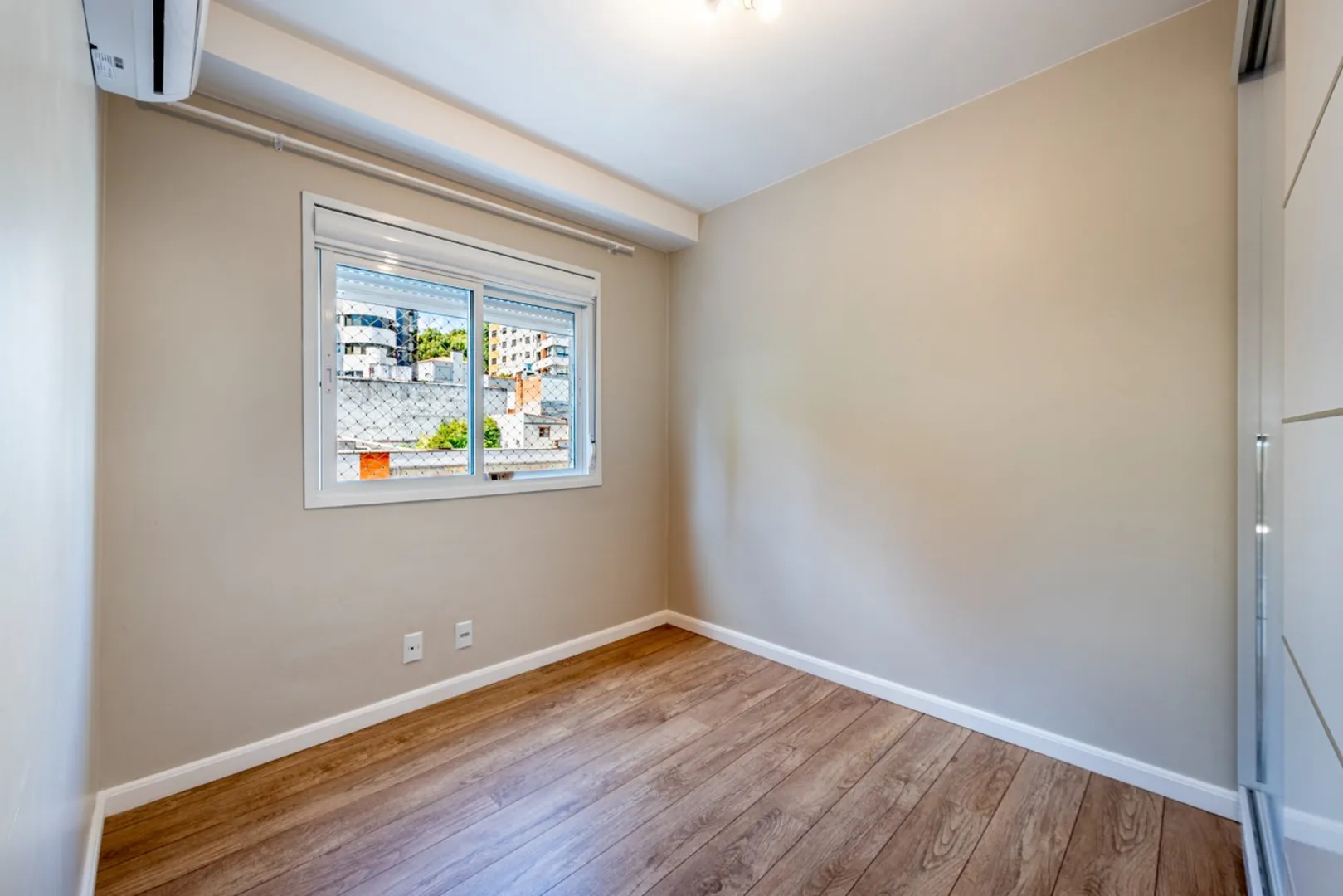 R$ 755.000 - MARAVILHOSO APARTAMENTO - 72M2 - 2 DORM - SU&Iacute;TE - 2 VAGAS Rua Castro Alves Porto Alegre - 