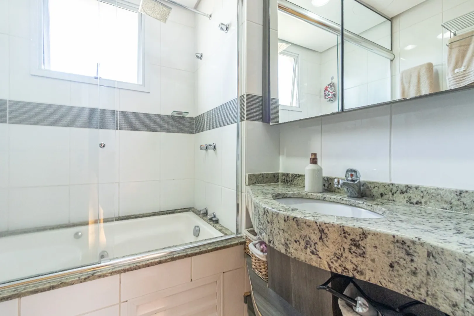 R$ 940.000 - &Oacute;TIMO APARTAMENTO - VISTA LIVRE - 91M2 - 3 DORM - SU&Iacute;TE - 2 VAGAS Rua Carazinho Porto Alegre - 
