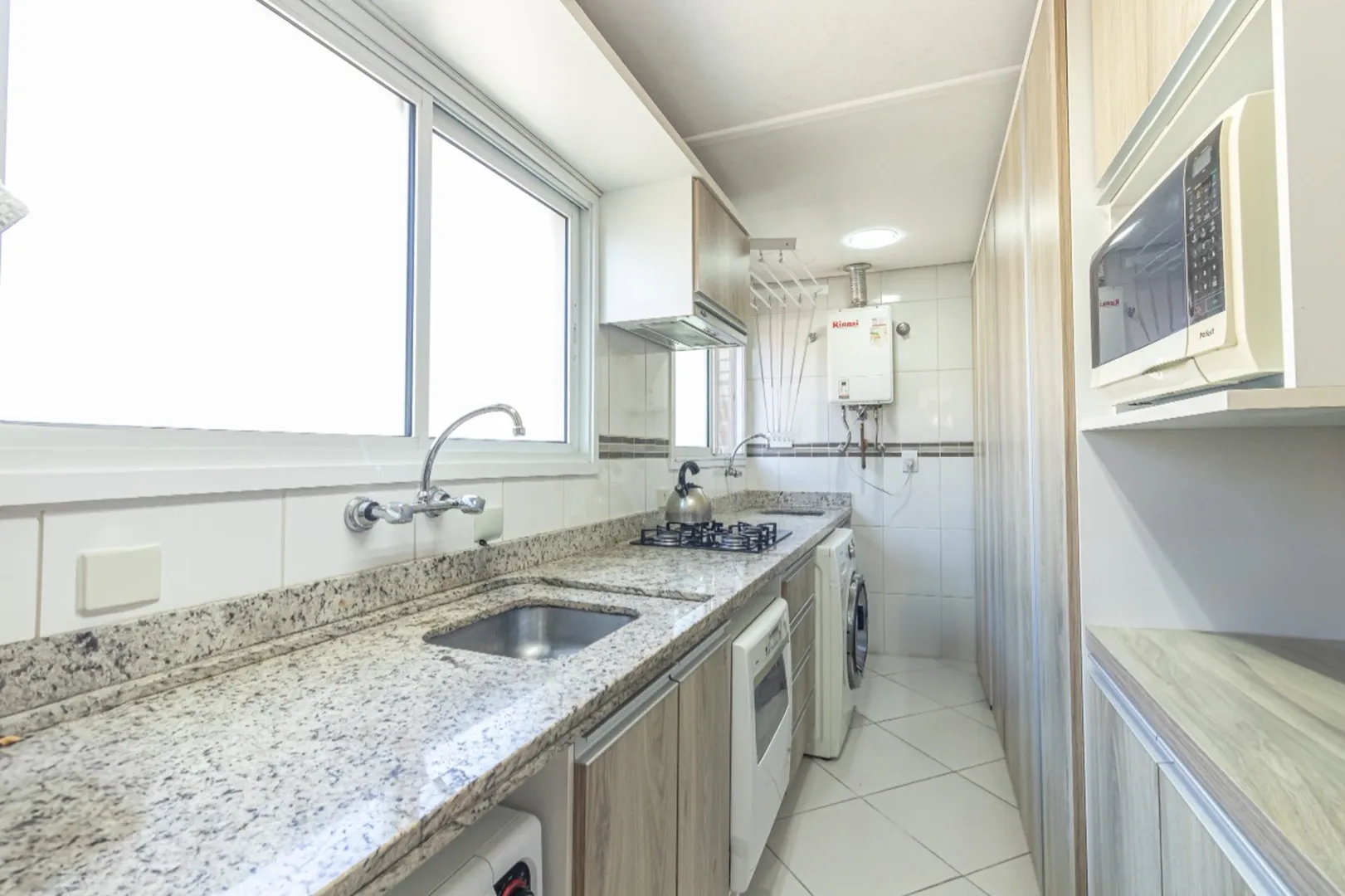 R$ 940.000 - &Oacute;TIMO APARTAMENTO - VISTA LIVRE - 91M2 - 3 DORM - SU&Iacute;TE - 2 VAGAS Rua Carazinho Porto Alegre - 