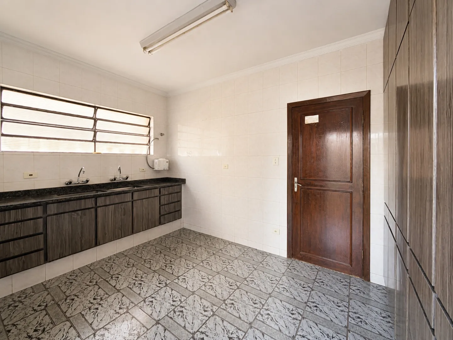 Casa t&eacute;rrea &agrave; venda| Maring&aacute; &ndash; 249 m2| 4 quartos (1 su&iacute;te)| R$1.200.000,00 Rua Fernandes Vieira Maringá - 