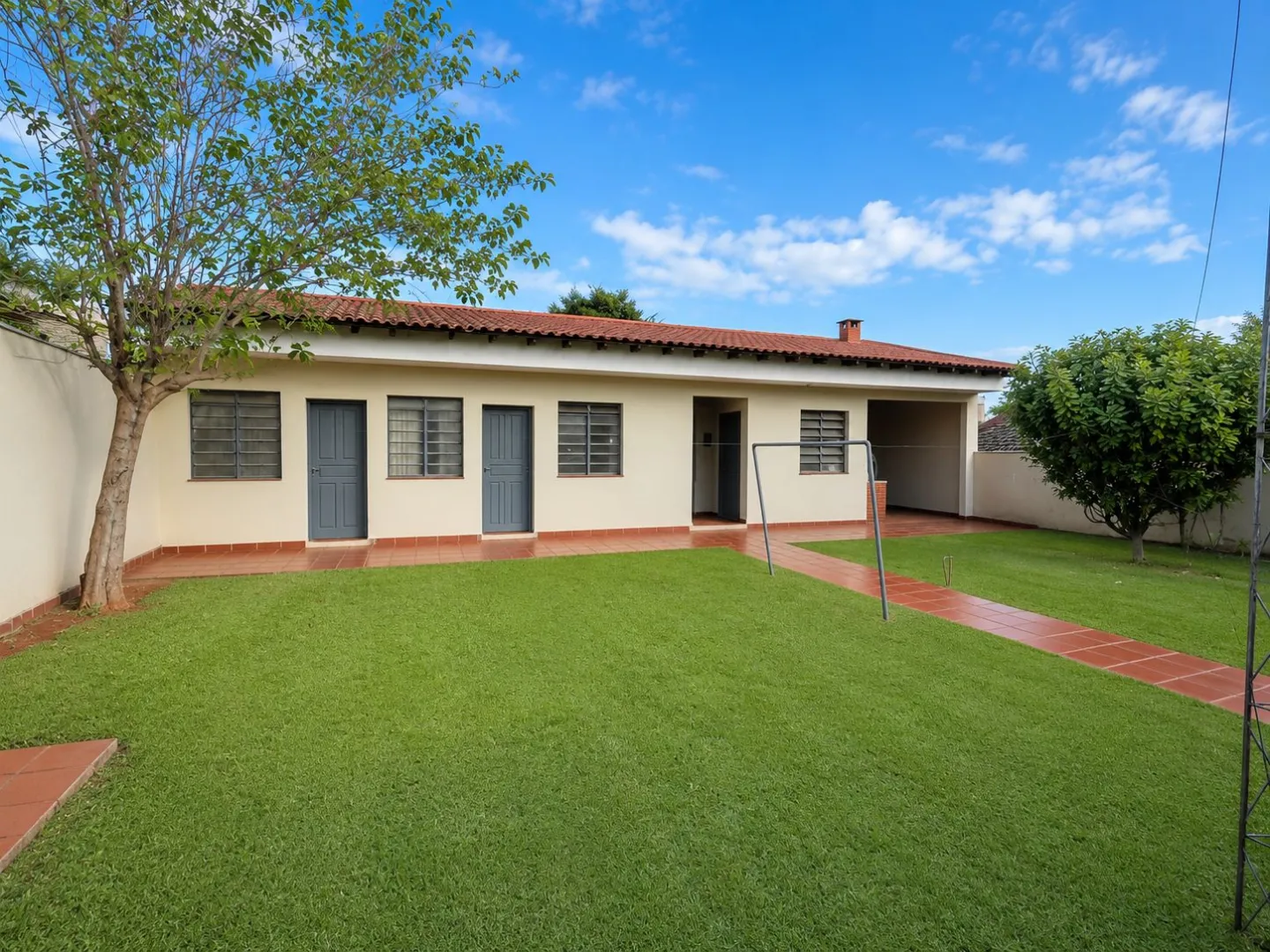 Casa t&eacute;rrea &agrave; venda| Maring&aacute; &ndash; 249 m2| 4 quartos (1 su&iacute;te)| R$1.200.000,00 Rua Fernandes Vieira Maringá - 