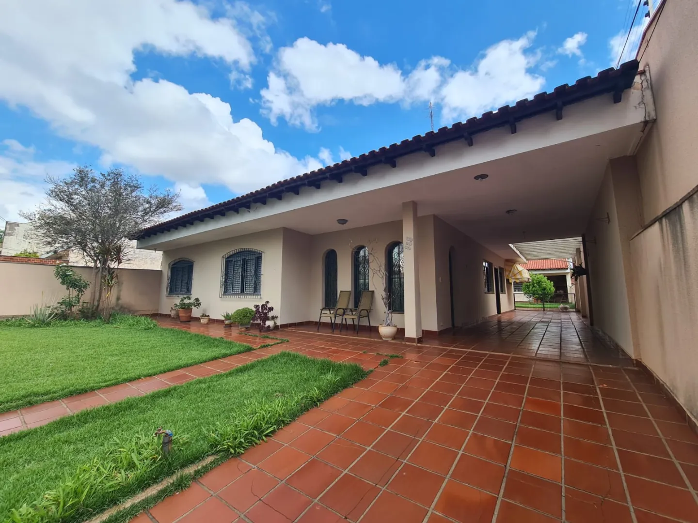 Casa t&eacute;rrea &agrave; venda| Maring&aacute; &ndash; 249 m2| 4 quartos (1 su&iacute;te)| R$1.200.000,00 Rua Fernandes Vieira Maringá - 