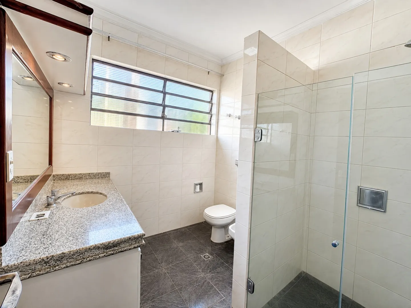 Casa t&eacute;rrea &agrave; venda| Maring&aacute; &ndash; 249 m2| 4 quartos (1 su&iacute;te)| R$1.200.000,00 Rua Fernandes Vieira Maringá - 