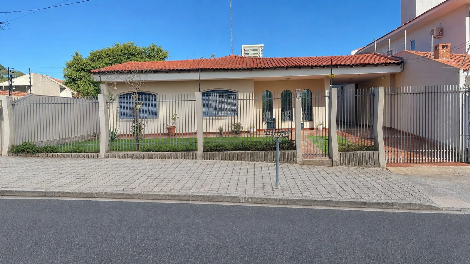 Casa t&eacute;rrea &agrave; venda| Maring&aacute; &ndash; 249 m2| 4 quartos (1 su&iacute;te)| R$1.200.000,00 Rua Fernandes Vieira Maringá - 