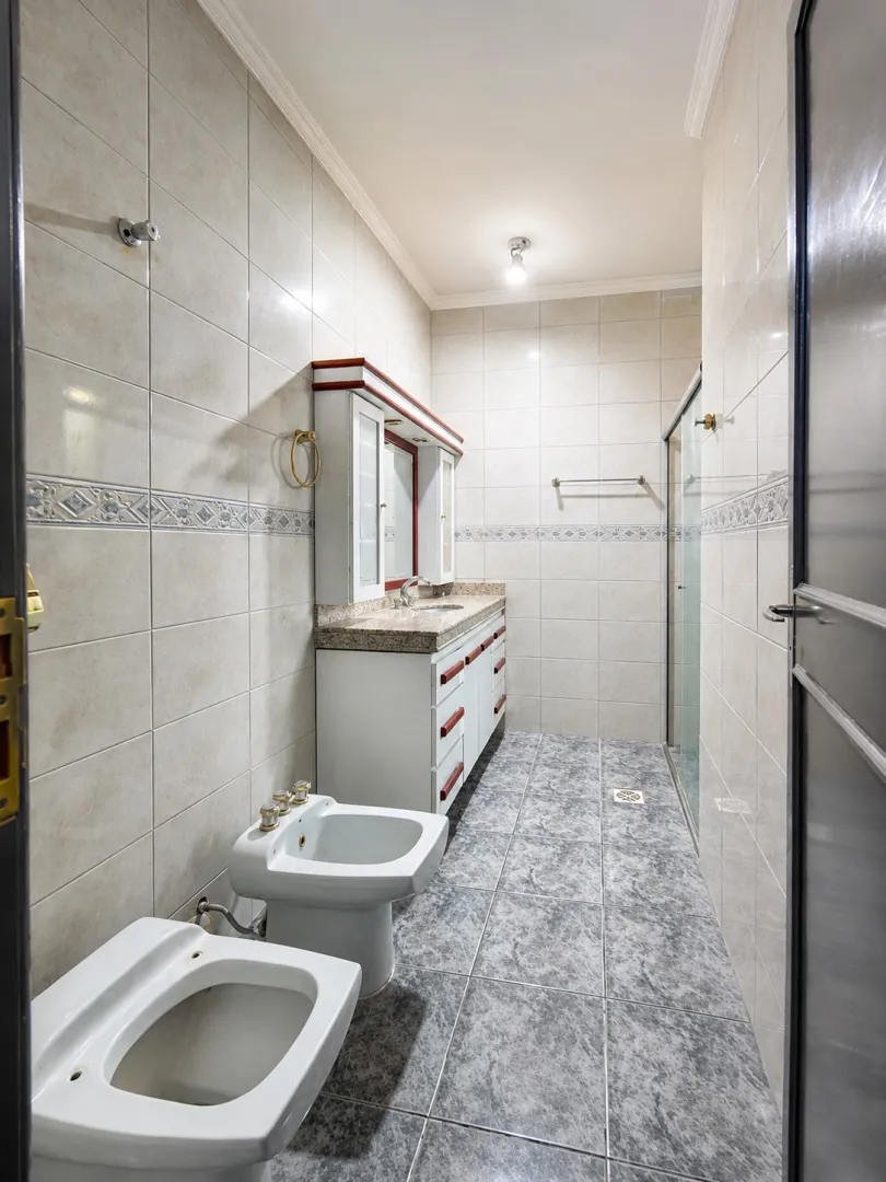 Casa t&eacute;rrea &agrave; venda| Maring&aacute; &ndash; 249 m2| 4 quartos (1 su&iacute;te)| R$1.200.000,00 Rua Fernandes Vieira Maringá - 