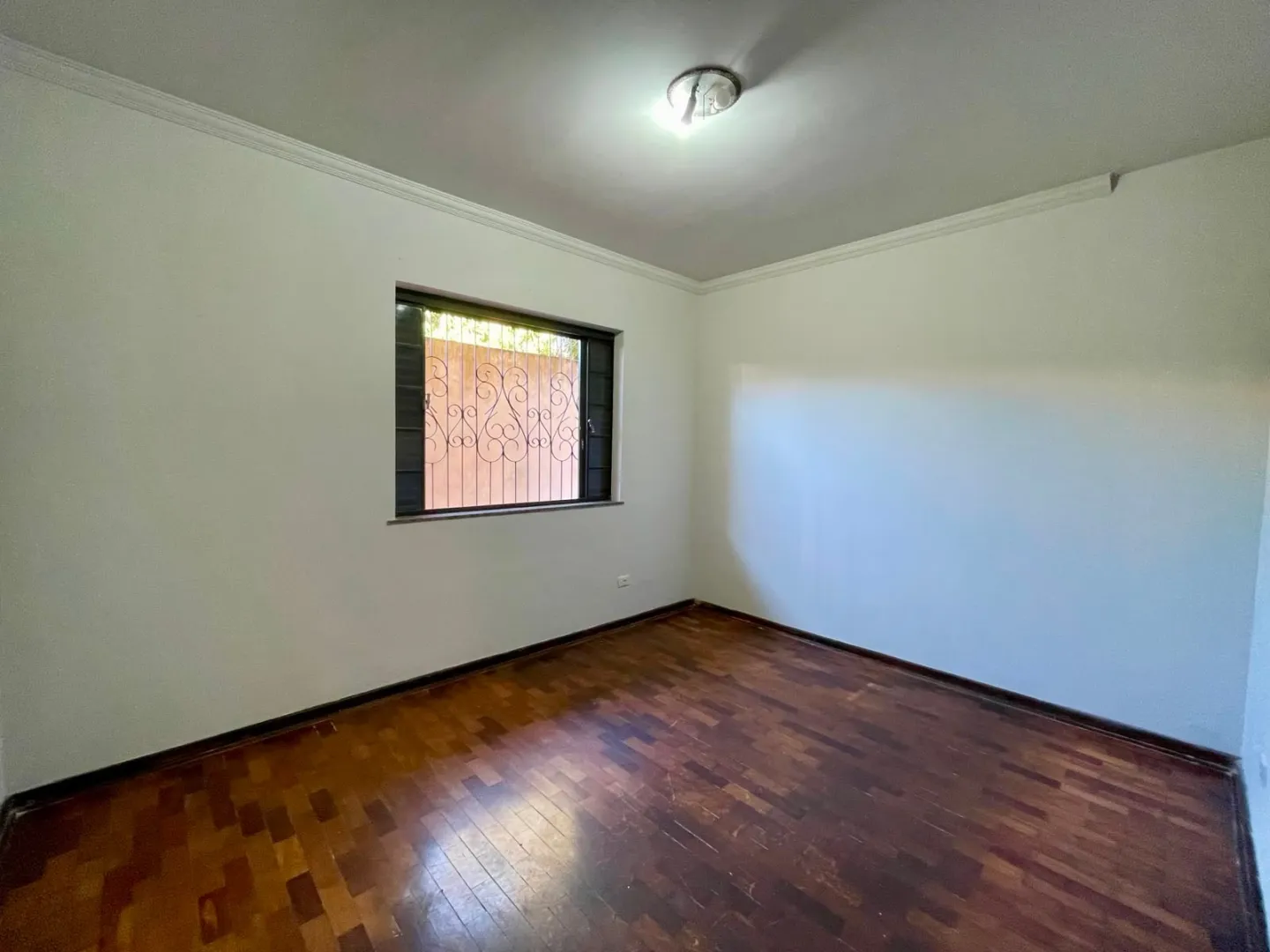 Casa t&eacute;rrea &agrave; venda| Maring&aacute; &ndash; 249 m2| 4 quartos (1 su&iacute;te)| R$1.200.000,00 Rua Fernandes Vieira Maringá - 